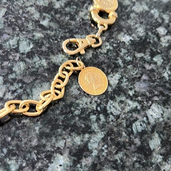 elizabeth 11 dei gratia regina f.d belt metallic 
coin​​​ - Picture 8 of 9